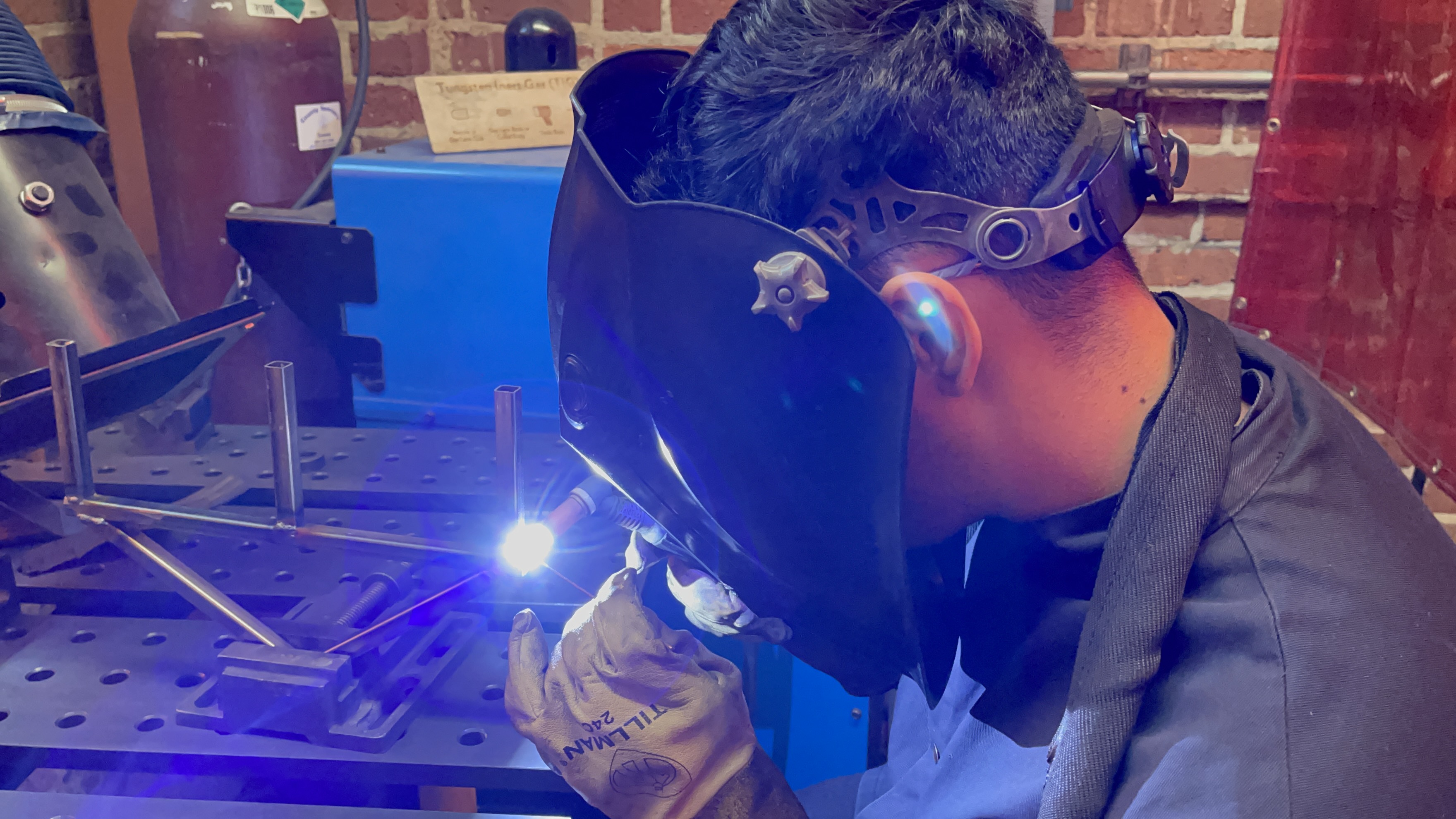 Welding skeleton of speaker wall mount 